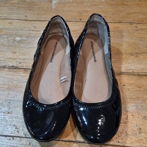 Amazon Essentials Women's Glossy Black Flats